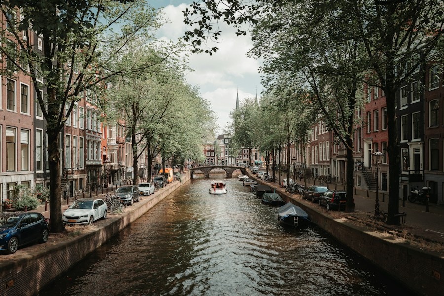 Canal bordé de maisons à Amsterdam