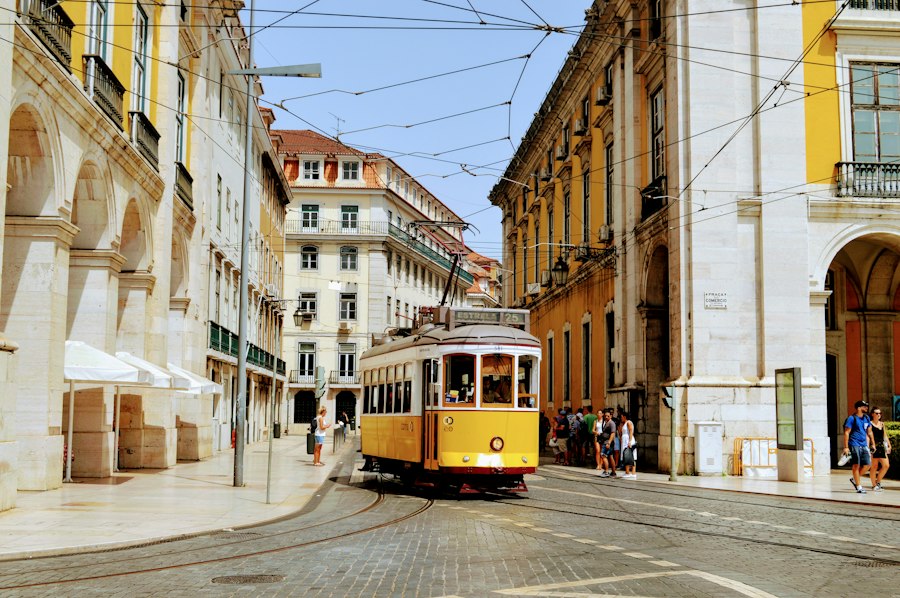 Tramway jaune dans une rue de Lisbonne
