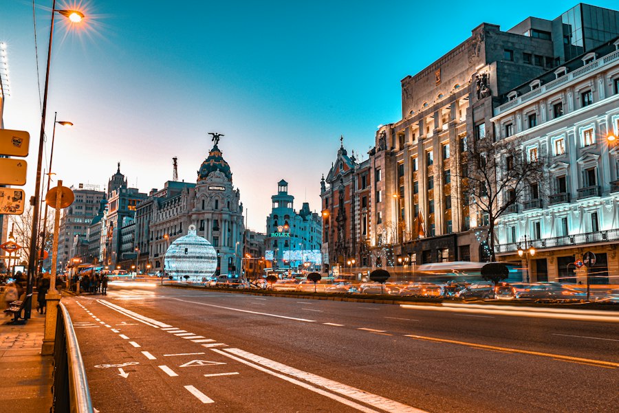 La Gran Vía de Madrid illuminée le soir